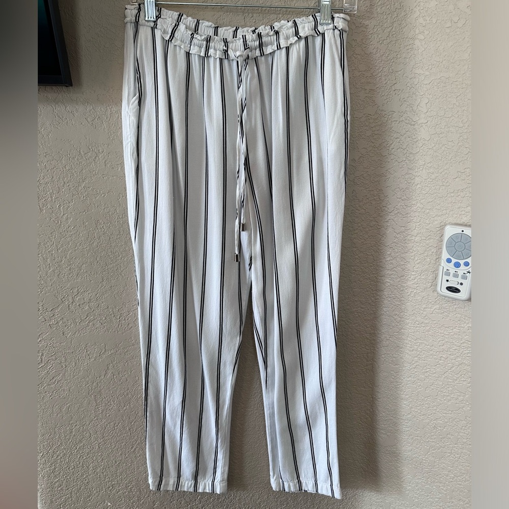 Cropped linen pants. Size small.